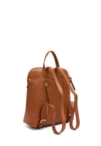 Zaino in pelle marrone con finitura texturizzata, spallacci doppi, maniglia superiore e dettagli in metallo dorato. Presenta una tasca con zip.