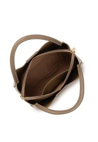 Borsa a tracolla in pelle marrone con una superficie testurizzata, chiusura a zip aperta e un ampio interno caratterizzato da una fodera in tessuto più scura e tasche per l'organizzazione.