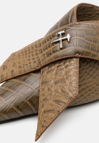 GmbH ZINA BOW MULE CROC EMBOSSED - Korolliset pistokkaat - brown