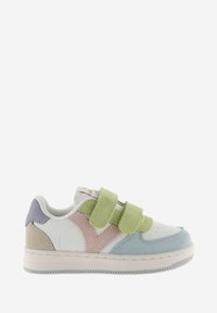 Baskets blanches avec des accents en suède pastel vert, rose et bleu. Dotées de doubles bandes Velcro, d'un bout rond et d'une semelle en caoutchouc texturé.