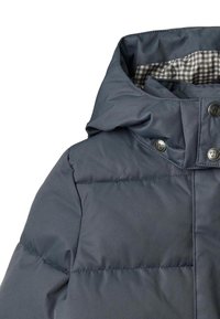 Donkergrijs gewatteerd jack met capuchon, voorzien van zilverkleurige drukknopen en een geruite voering. Soepele textuur met doorgestikte details.