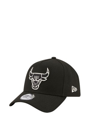 Schwarze Baseballmütze aus Stoff, mit einem auffälligen, gestickten Bullenlogo in Weiß auf der Vorderseite und einem gebogenen Schirm.