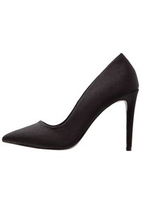 Pump à talon haut en satin noir avec un bout pointu et une surface lisse et élégante. Dotée d'un talon aiguille et d'un design à empeigne basse.