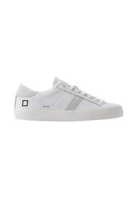 Sneakers bianchi in pelle con accenti a strisce grigie, design a lacci piatti, punta tondeggiante, suola in gomma testurizzata e un piccolo dettaglio con logo stampato.