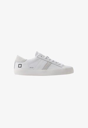 Hvide lædersneakers med grå stribeindsatser, flad snørredesign, afrundet tå, struktureret gummiyderside og en lille trykt logo detalje.