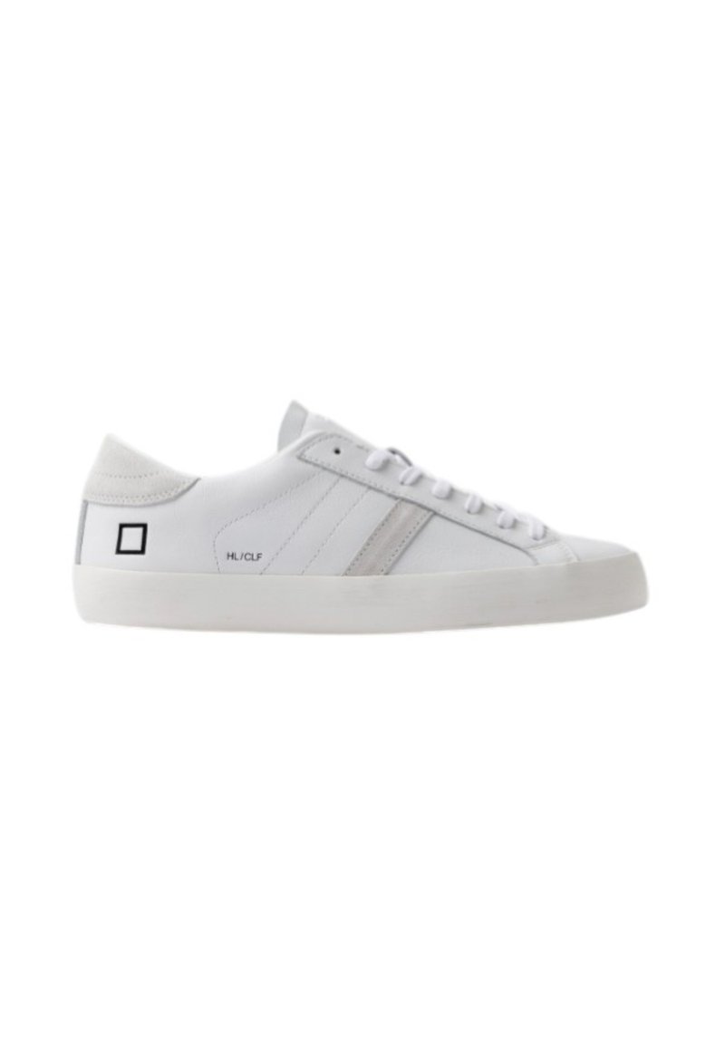 Sneakers bianchi in pelle con accenti a strisce grigie, design a lacci piatti, punta tondeggiante, suola in gomma testurizzata e un piccolo dettaglio con logo stampato.