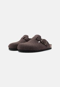 Pier One UNISEX - Slippers - brown