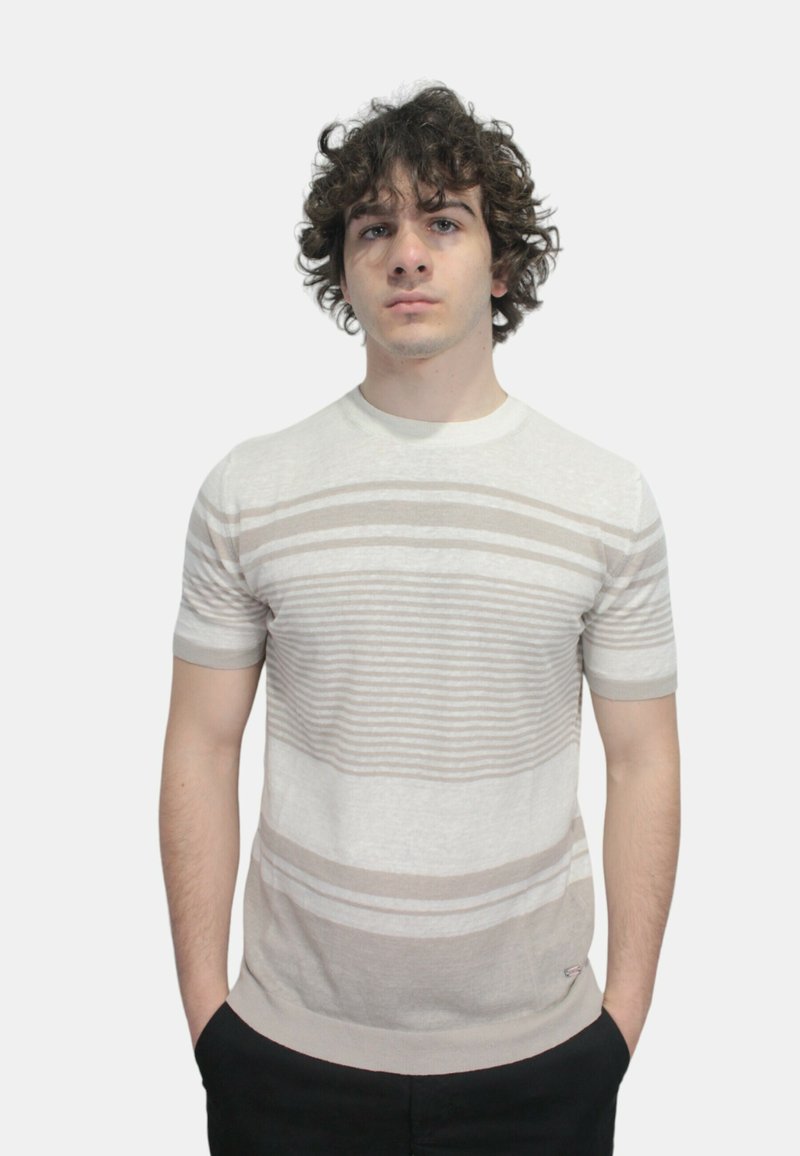 Maglione girocollo a maniche corte color beige chiaro con strisce orizzontali in diverse tonalità. Texture morbida, design aderente, con logo laterale discreto.