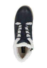 Botte en cuir bleu marine avec doublure en fausse fourrure blanche, col texturé et lacets noirs. Bout arrondi, semelle en caoutchouc et détail de fermeture éclair sur le côté.