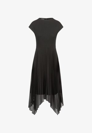 Abito nero con corpetto aderente e maniche corte, caratterizzato da una gonna plissettata che si allunga verso un orlo più lungo sul retro, realizzato in un tessuto leggero.