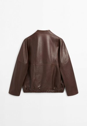 Dunkelbraune Lederjacke mit langen Ärmeln, geradem Saum und sichtbaren Nahtnähten vor weißem Hintergrund.