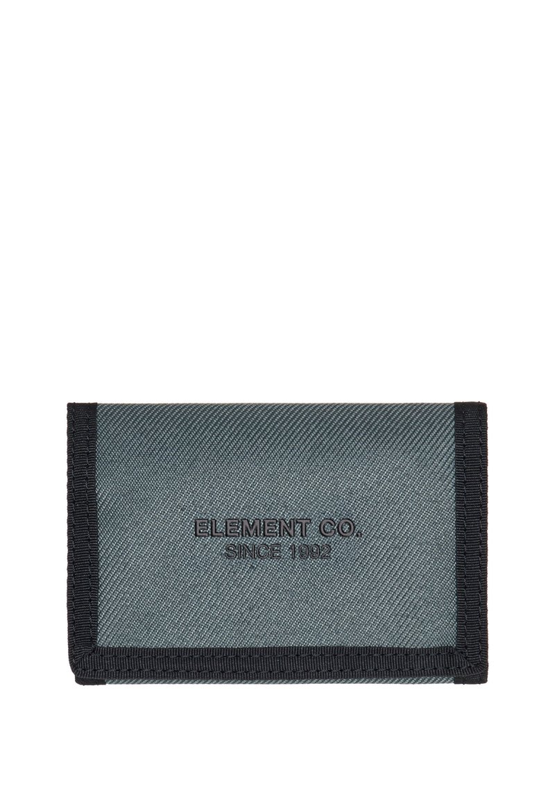 Szary portfel z materiału, z czarnymi strefami, z wytłoczonym napisem "ELEMENT CO. SINCE 1992" na przedniej stronie i gładką, teksturowaną powierzchnią.