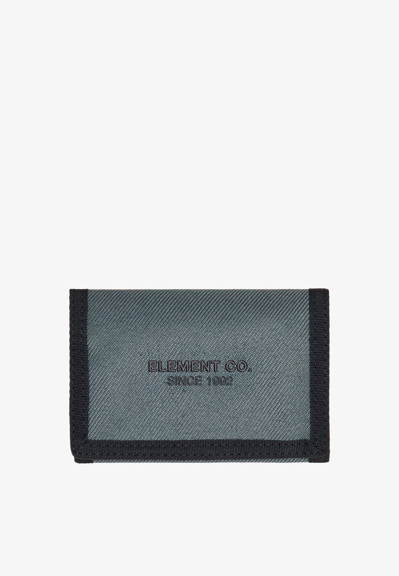 Porte-monnaie en tissu gris avec des coutures noires, orné du texte en relief "ELEMENT CO. SINCE 1992" à l'avant et d'une finition lisse et texturée.