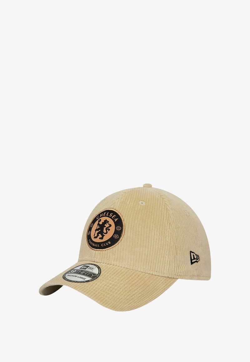 Beige Kord-Cap mit einem runden Chelsea Football Club-Patch, gebogenem Schirm und New Era-Logo an der Seite, aus einem strukturierten Stoff gefertigt.