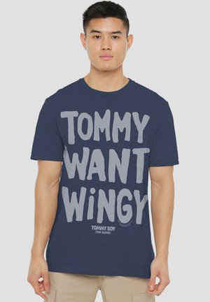 Navyblaue Baumwoll-T-Shirt mit großen grauen Buchstaben, auf denen "TOMMY WANT WINGY" steht, und einem kleineren Logo "TOMMY BOY (DER FILM)". Kurze Ärmel.
