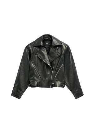 Czarna skórzana kurtka motocyklowa z asymetrycznym przednim suwakiem, szerokimi klapami, zapinanymi na zamek kieszeniami bocznymi oraz regulowanym paskiem z klamrą w talii.