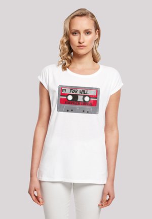 Weißes T-Shirt mit einem Grafikdesign eines roten und grauen Kassettentapes, beschriftet mit "FÜR WILL STRANGER THINGS." Kurze Ärmel und eine lockere Passform.