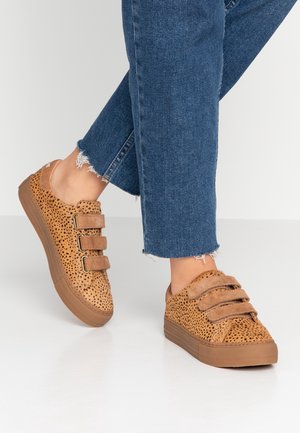 Zapatillas - tan