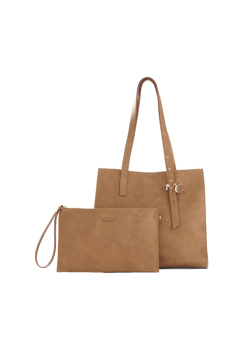 Borsa a spalla in cuoio marrone con manici lunghi e una pochette coordinata, entrambe con accessori in tonalità oro e il logo del marchio.