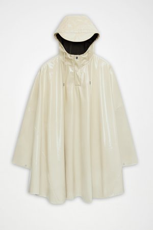 Poncho de ploaie lucios de culoare crem, cu glugă atașată, închidere frontală cu nasturi și mâneci largi, conceput pentru protecție impermeabilă.