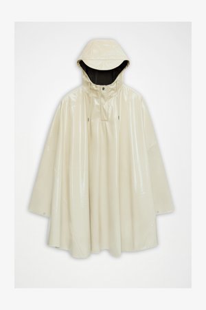 Flødefarvet, blank regnponcho med tilhørende hætte, forreste knaplukning og brede ærmer designet til vandtæt beskyttelse.