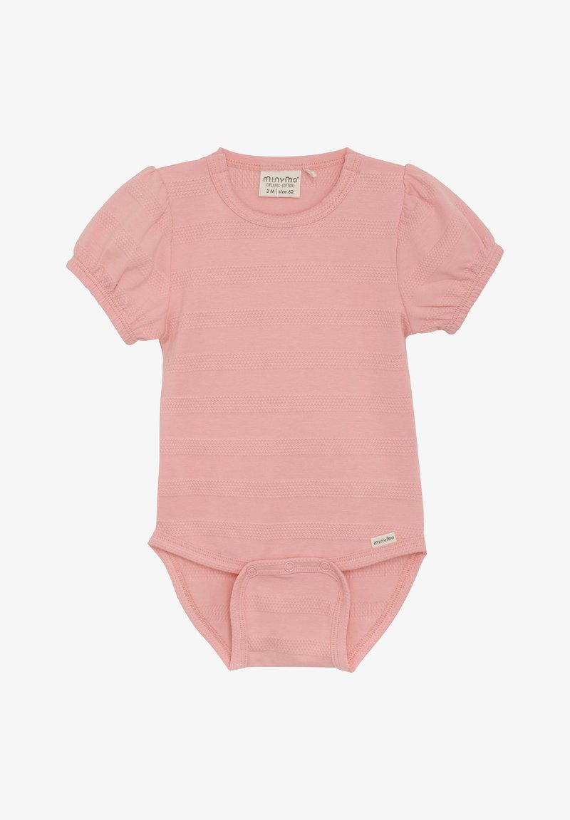 Hellrosa Babystrampler mit kurzen Ärmeln, aus Bio-Baumwolle gefertigt, mit einem strukturierten gestreiften Design und Druckknopfverschluss im Schritt.