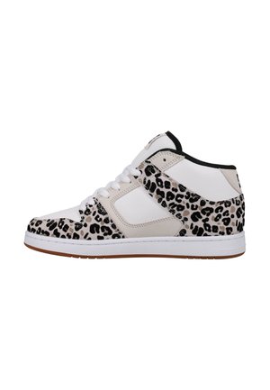 Witte mid-top sneaker met luipaardprint accenten, witte veters, zwarte bies en een bruine zool tegen een effen witte achtergrond.