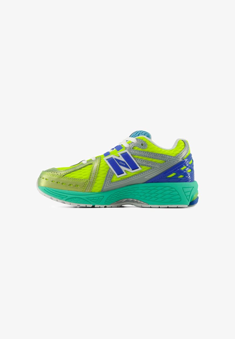 Chaussure de course New Balance jaune vif et verte avec des accents bleus et gris et une semelle épaisse turquoise, vue de profil.