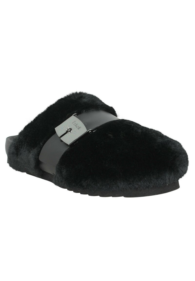 Schwarze, flauschige Hausschuhe mit einem breiten Riemen, ausgestattet mit einem glatten schwarzen Band und einer eleganten metallischen Schnalle. Weiche Textur und konturierte Sohle.