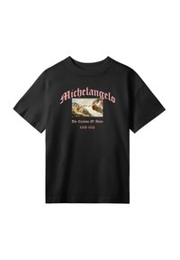 Sort bomulds T-shirt med et print af Michelangelos "Adams Skabelse" med lyserød tekst ovenfor og nedenfor kunstværket.