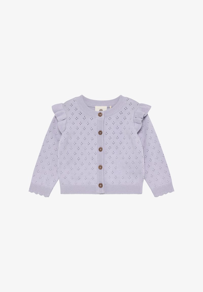 Lavendelfarbener, gestrickter Cardigan mit Lochmuster, Rüschendetails an den Schultern und braunen Knöpfen. Gerippte Bündchen und gezackter Saum.
