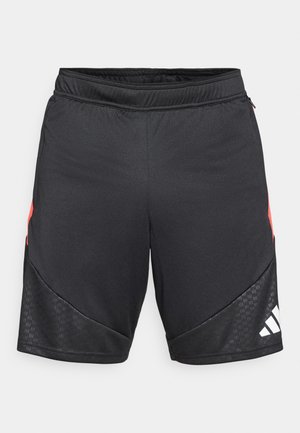Pantalones cortos deportivos negros con cintura elástica, detalles laterales rojos y un patrón texturizado en los paneles inferiores. Cuenta con un detalle de logo blanco.