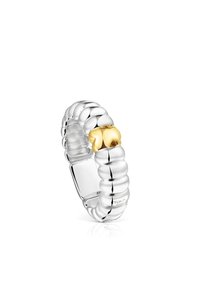 Anillo de plata con segmentos redondeados y texturizados, y un acento en forma de oso dorado en el centro. Acabado liso con detalles pulidos.