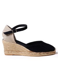 Černé semišové espadrilky na platformě s tkanou juteovou podpatkem, elastickým páskem kolem kotníku a zaobleným špičkou. Kontrastní texturovaný detail na zadní části.