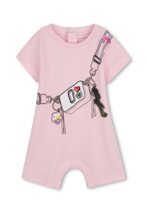 Combinaison courte à manches courtes rose avec un motif graphique représentant un sac avec des breloques, des accents floraux et une bretelle contrastante. Confectionnée en coton doux.