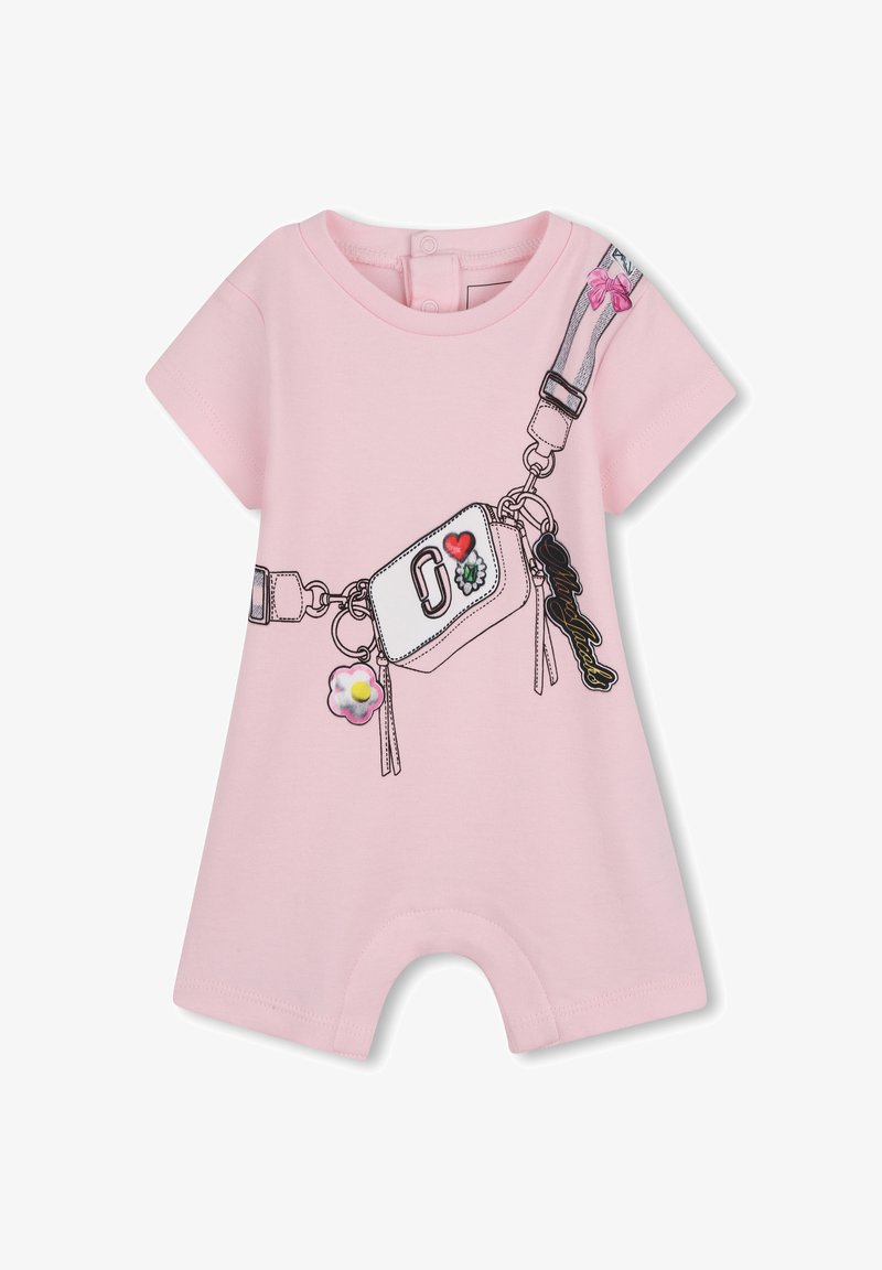 Różowy kombinezon na krótki rękaw z grafiką przedstawiającą torebkę z zawieszkami, kwiatowymi akcentami i kontrastowym paskiem. Wykonany z miękkiej bawełny.