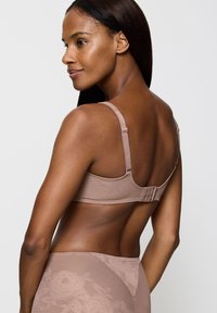 Hellbrauner floraler Spitzen-BH mit verstellbaren Trägern und Häkchenverschluss, ausgestattet mit glatter Textur und nahtlosem Design.