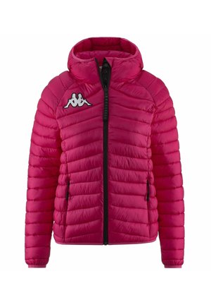 Giacca pink imbottita con colletto alto, zip frontale e dettagli neri. Presenta un logo sul lato sinistro del petto e una texture trapuntata.