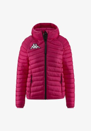 Giacca pink imbottita con colletto alto, zip frontale e dettagli neri. Presenta un logo sul lato sinistro del petto e una texture trapuntata.