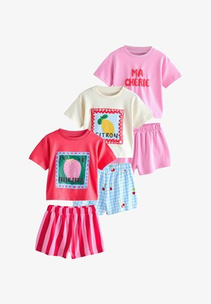 Tři barevné dětské pyžamo s krátkými rukávy a šortkami s elastickým pasem, zdobené ovocnými motivy a texty.