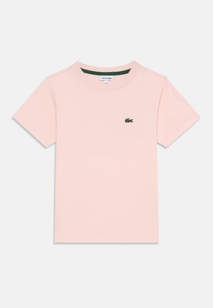 T-shirt rose clair à manches courtes avec col rond et petit logo crocodile vert brodé sur la poitrine gauche.