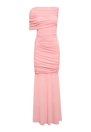 Robe de soirée rose clair à une épaule, avec un tissu froncé sur le corsage et la jupe, et un ourlet long et fluide.