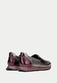 Sneakers in pelle con sfumature di bordeaux e argento. Presentano superfici texturate e borchie decorative. Suola in gomma per una maggiore aderenza.