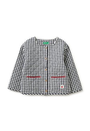 Schwarz-weiß kariertes langärmliges Jackett mit Knopfleiste, rundem Ausschnitt, zwei vorderen Taschen mit rotem Rand und kleinem Logo-Patch.