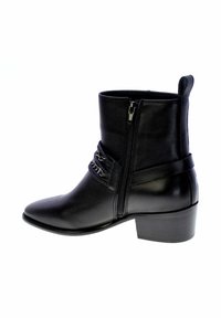 Stivale alla caviglia in pelle nera con punta a punta, cerniera laterale e cintura decorativa con dettagli. Presenta un tacco basso e quadrato.