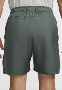 Nike Performance COURT VICTORY - Pantaloncini sportivi - vintage green white