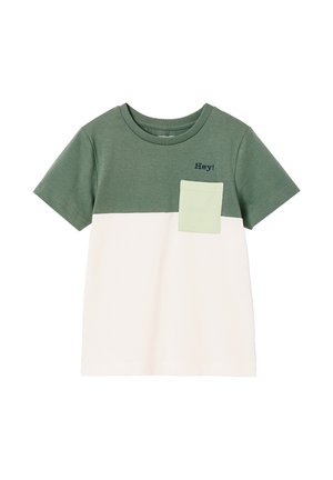 Kurzärmliges Kinder-T-Shirt mit dunkelgrünem Oberteil, cremefarbenem Unterteil, hellgrüner Brusttasche und dem Schriftzug "Hey!" über der Tasche.