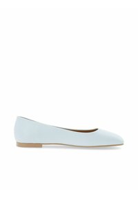 Zapato plano de color azul claro con punta afilada, textura mate suave y suela baja en tono marrón. Diseño minimalista sin hardware ni acentos visibles.