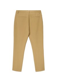 Pantalon en tissu beige clair à texture lisse, comprenant deux poches arrière et une coupe ajustée rétrécie vers l'ourlet.