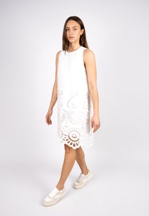 ÄRMELLOSES LOCHMUSTER - Day dress - white